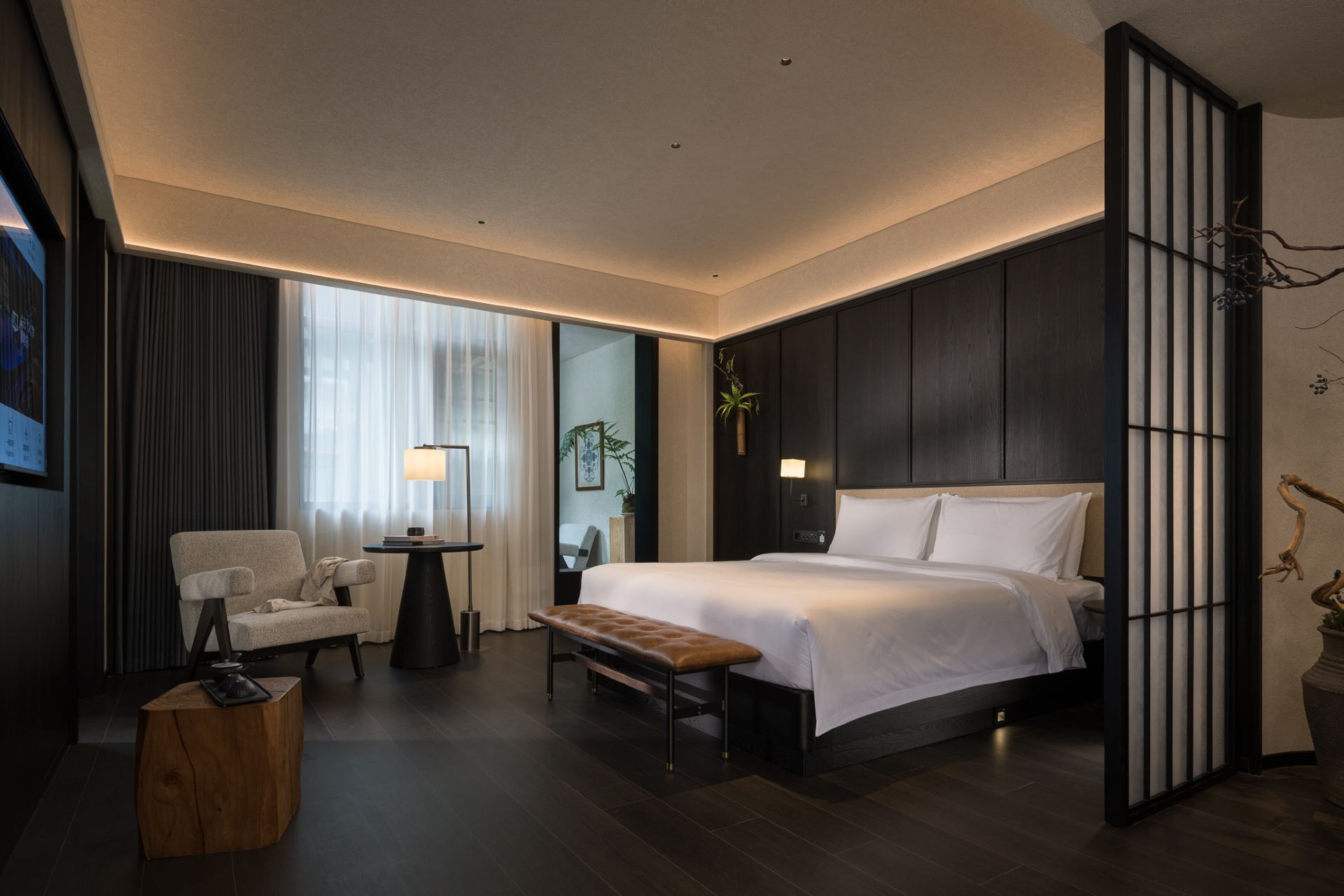 Una de las habitaciones del hotel, con cama doble y zona de estar. Imagen de referencia del establecimiento. · fotografía del anuncio