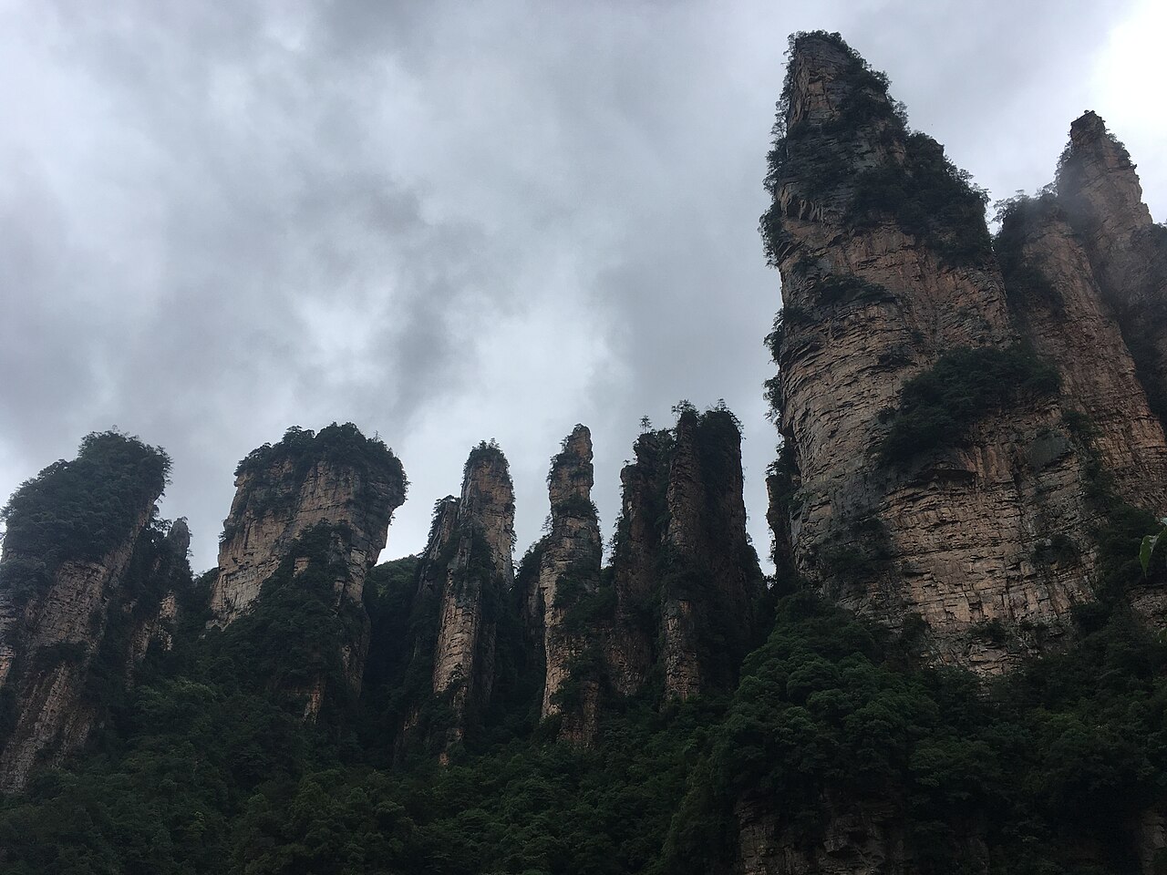 Pilares rocosos de Yuanjiajie, junto al ascensor Bailong, en Wulingyuan.